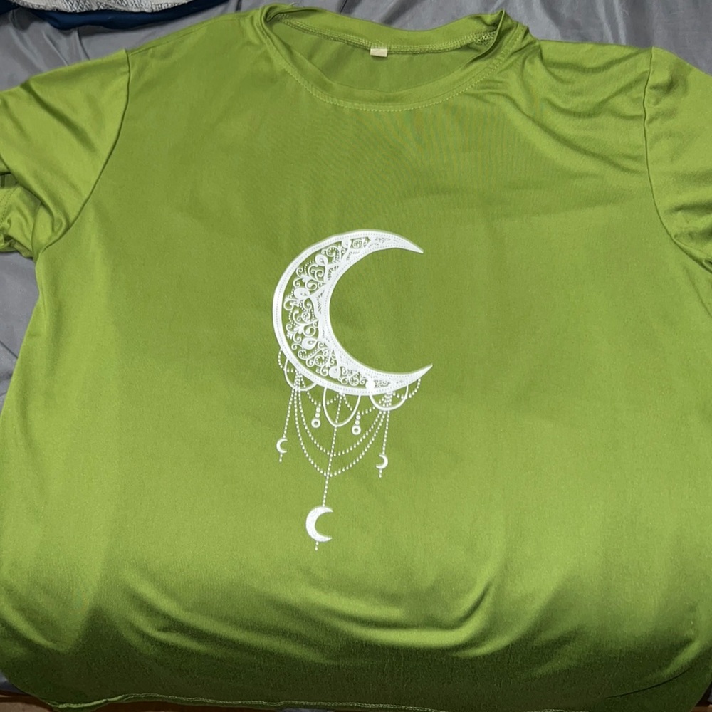 Neutral dark green graphic T-shirt